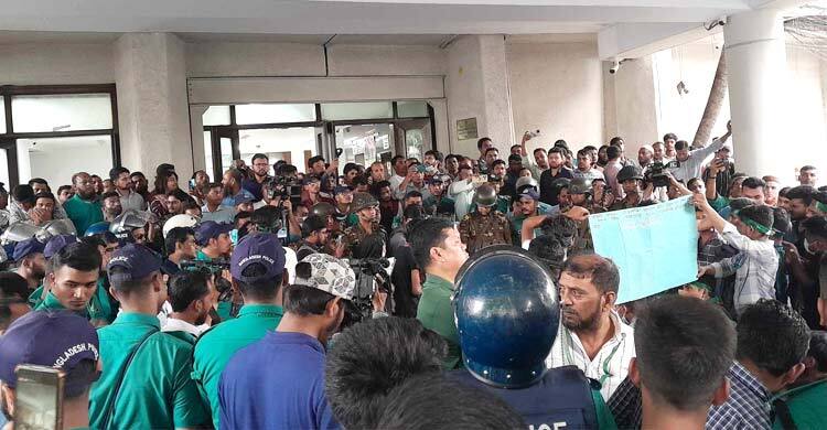 সচিবালয়ে ফেল করা ছাত্রদের বিক্ষোভ, আটক ৫৩