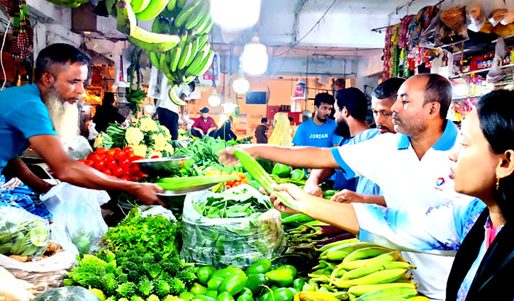 বাজারে ভরপুর শীতের সবজি, স্বস্তিতে ক্রেতারা
