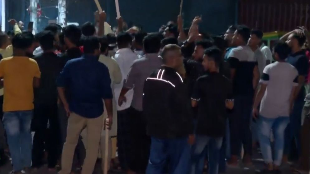 জয় বাংলা বলে স্লোগান, গণপিটুনি দিয়ে পুলিশে সোপর্দ
