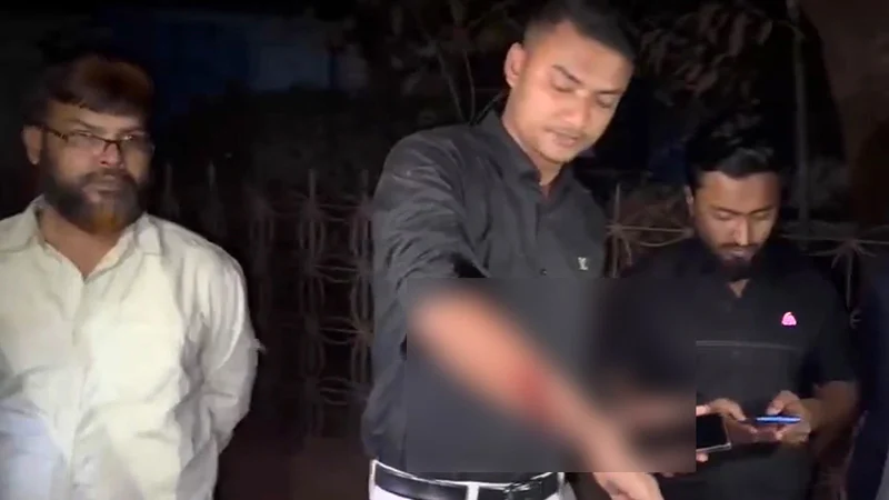 গাজীপুরে বৈষম্যবিরোধী ছাত্রদের লক্ষ্য করে গুলি। ছবি: সংগৃহীত