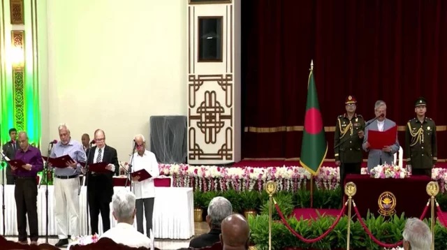 শপথ নিলেন আরো চার উপদেষ্টা