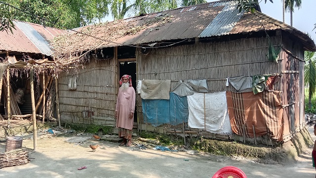 ফুলবাড়ীতে ভাঙ্গা ঘরে মানবেতর জীবন কাটছে বৃদ্ধ দম্পতির