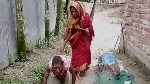 ‘খাবার যোগাড় করতে পাই না, হুইলচেয়ার কিনমো ক্যামনে’