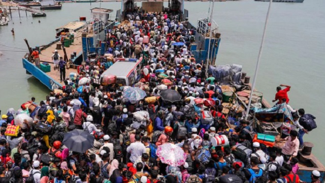 টানা তিনদিনের ছুটিতে বাড়ি ফেরা মানুষের ভিড়
