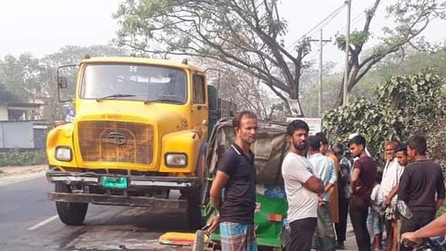 মাধবপুরে ট্রাকচাপায় অটোরিকশাচালকসহ তিনজন নিহত