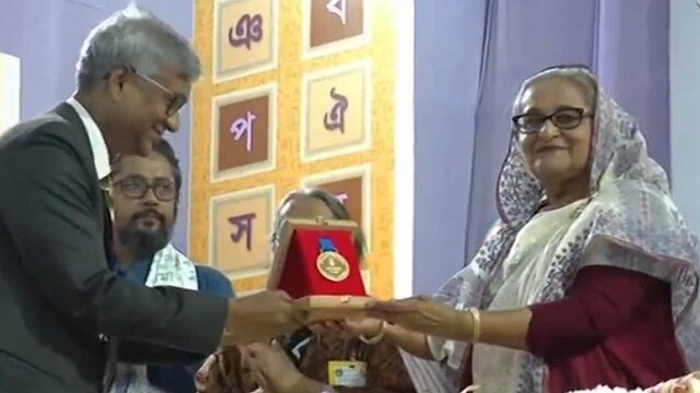 বাংলা একাডেমি সাহিত্য পুরস্কার পেলেন ১৬ জন