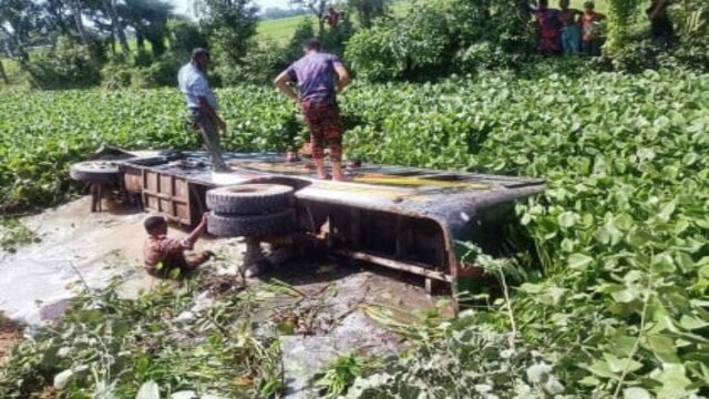 বদলগাছীতে ওভারটেক করেত গিয়ে বাস খাদে, প্রাণহানির আশঙ্কা