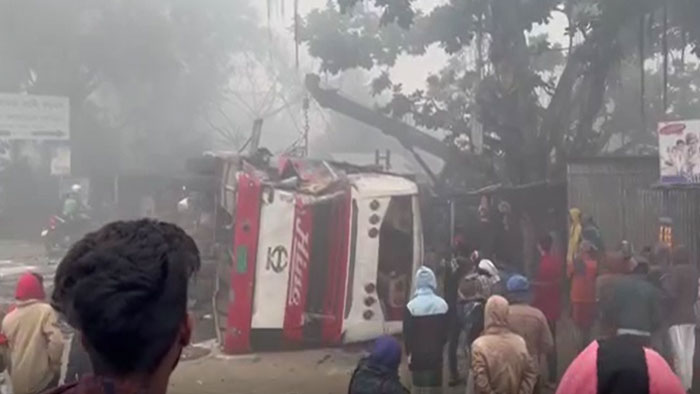 রেলক্রসিংয়ে বাস-ট্রেন সংঘর্ষে নিহত ১ আহত ২৭