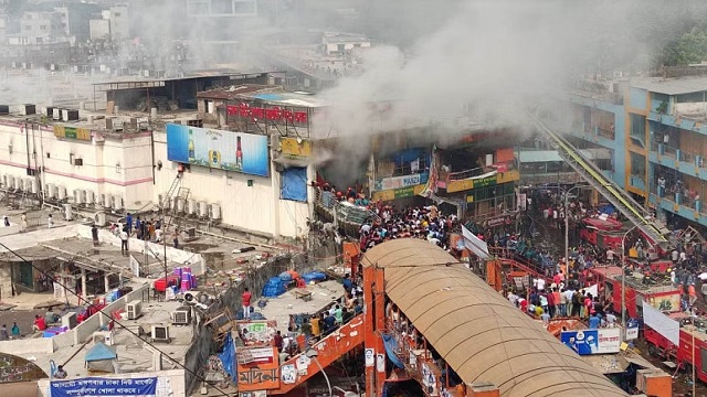 সাড়ে ৩ ঘণ্টা পর নিউ সুপার মার্কেটের আগুন নিয়ন্ত্রণে