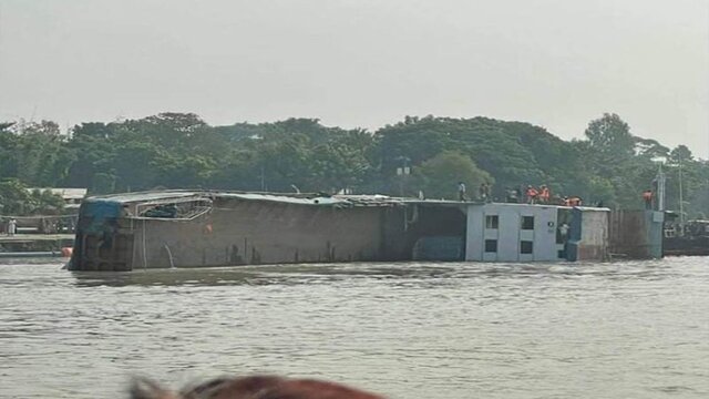 ১৮ যানবাহন নিয়ে পাটুরিয়া-দৌলতদিয়া নৌরুটে ডুবে গেছে ফেরি