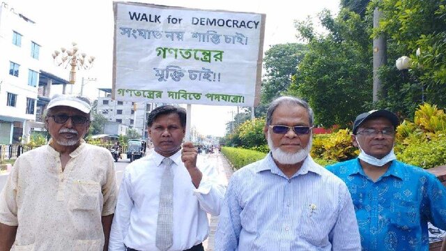 গণতন্ত্রের মুক্তির দাবিতে রাবির তিন শিক্ষকের পদযাত্রা