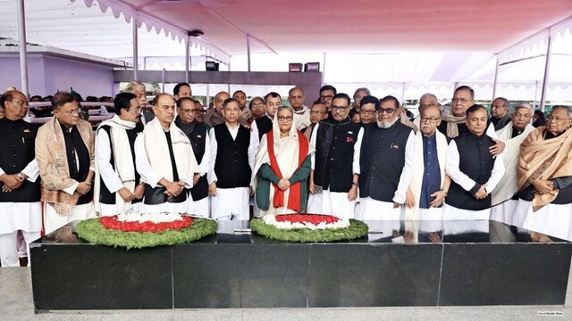 বঙ্গবন্ধুর প্রতিকৃতিতে প্রধানমন্ত্রী ও মন্ত্রিসভার শ্রদ্ধা