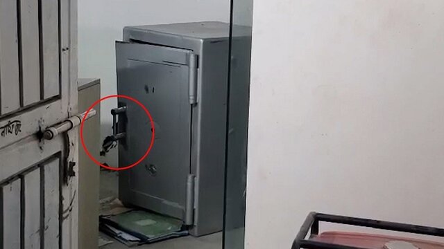 ব্যাংকের ভল্ট ভেঙে প্রায় ১০ লাখ টাকা চুরি 