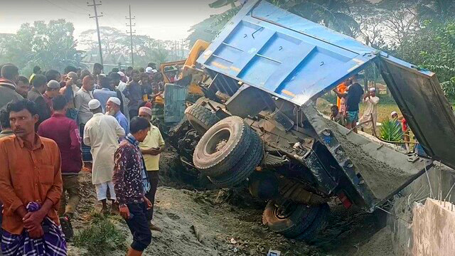 ময়মনসিংহে ট্রাকের সঙ্গে ট্রেনের সংঘর্ষ, নিহত ৪