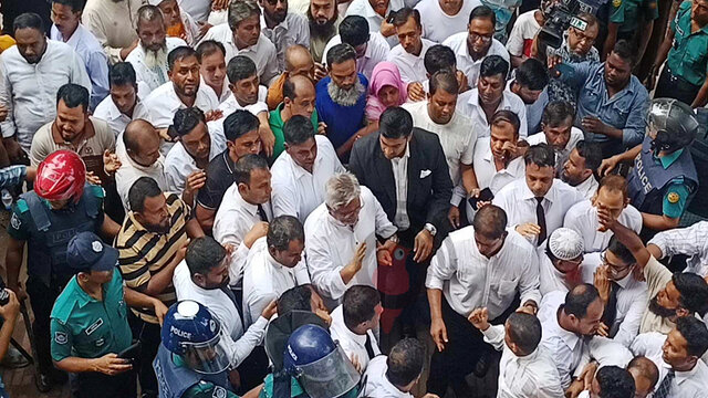অ্যাম্বুলেন্সে কারাগারে পাঠানোর আবেদন আমানের