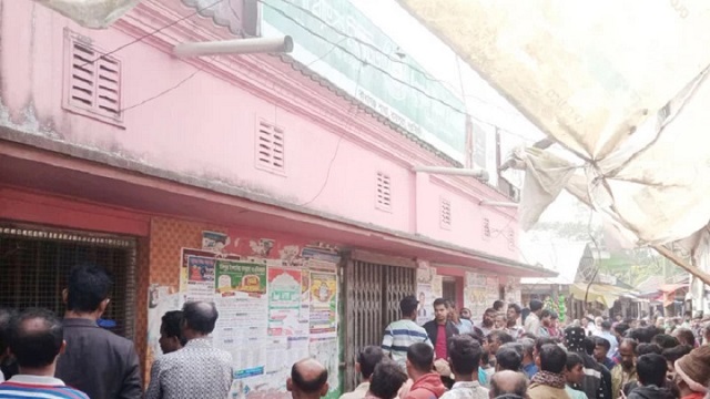 ব্যাংকের ভেতরে পড়ে আছে ২ আনসার সদস্যের মরদেহ