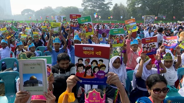 নতুন বছরে শিক্ষার্থীদের হাতে তুলে দেয়া হচ্ছে বই