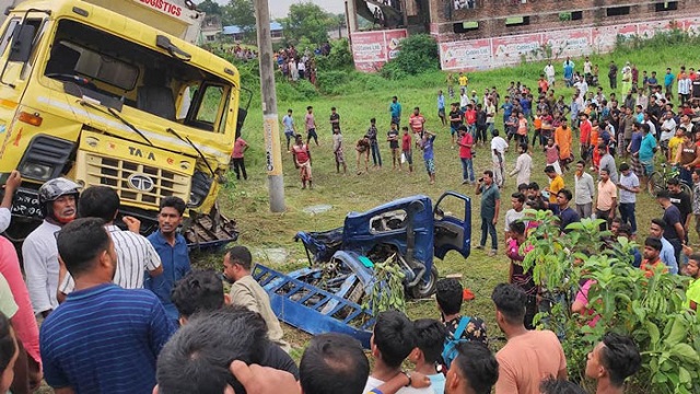 কুমিল্লায় কাভার্ডভ্যানের চাপায় ৪ স্কুলছাত্র নিহত