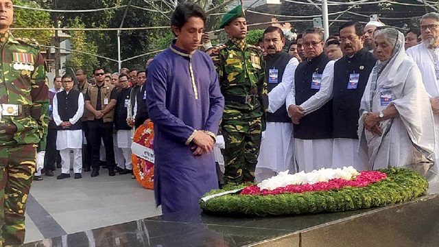 ধানমন্ডিতে বঙ্গবন্ধুর প্রতিকৃতিতে প্রধানমন্ত্রীর পক্ষে শ্রদ্ধা