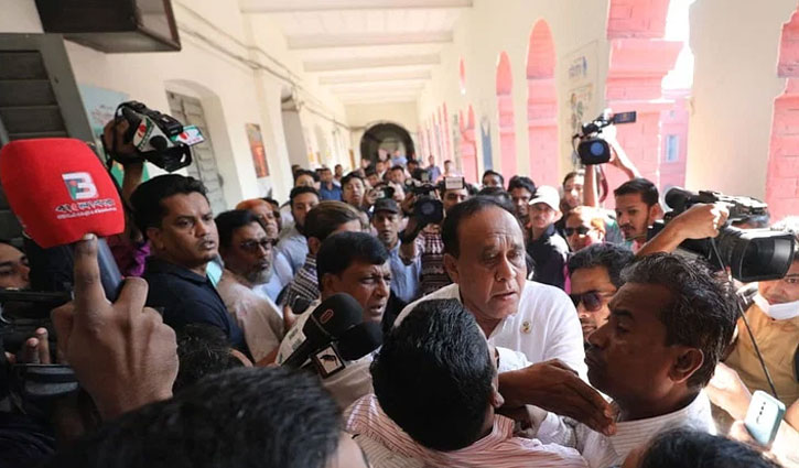 আচরণবিধি নিয়ে প্রশ্ন শুনে সাংবাদিকদের ওপর চড়াও প্রার্থী