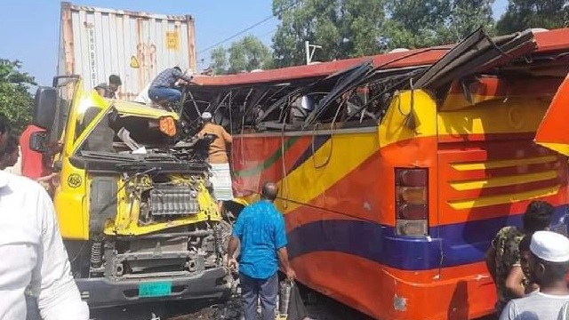 ফেনীতে বাস-ট্রাক মুখোমুখি সংঘর্ষে নিহত ৩