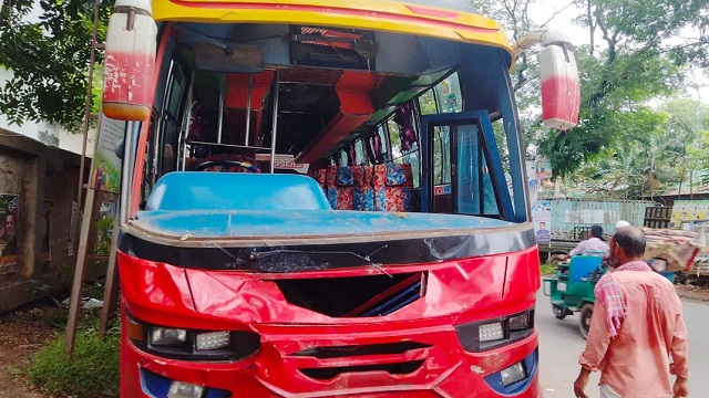 গাজীপুরে বাসচাপায় অটোরিকশার ৫ যাত্রী নিহত