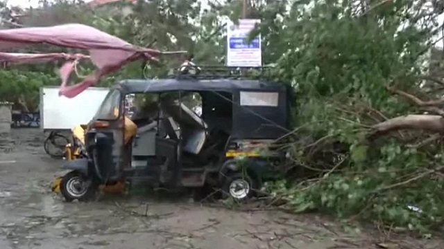 ঘূর্ণিঝড় বিপর্যয়ের আঘাতে লণ্ডভণ্ড গুজরাট