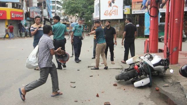 জামায়াত-শিবিরের হামলায় ২ পুলিশে আহত