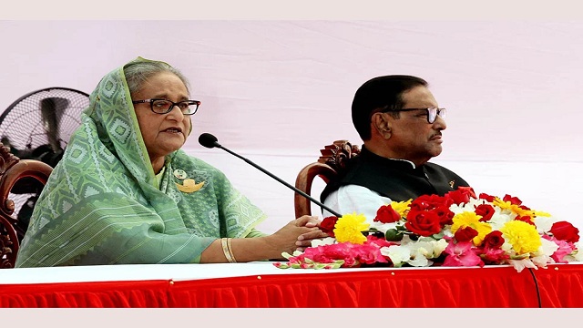 গণভবনে নেতাকর্মীদের সঙ্গে শেখ হাসিনার শুভেচ্ছা বিনিময়