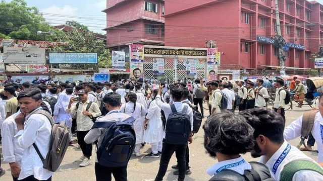 ১০ দফা দাবিতে উত্তাল কবি নজরুল সরকারি কলেজ