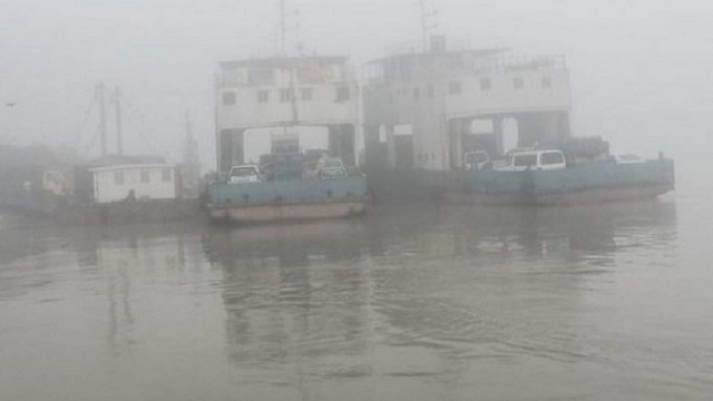 ঘন কুয়াশায় দৌলতদিয়া-পাটুরিয়া রুটে ফেরি চলাচল বন্ধ