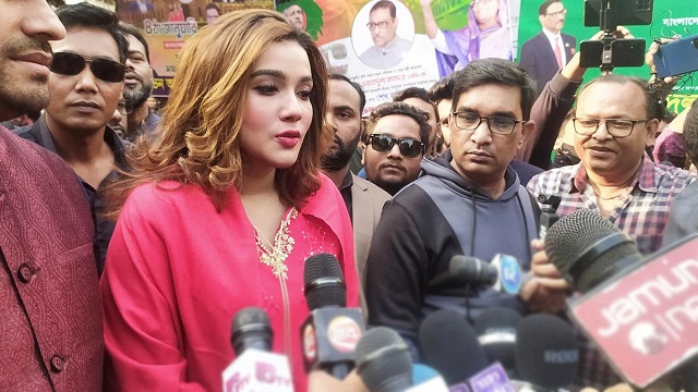 নৌকার মনোনয়ন পত্র কিনলেন মাহি