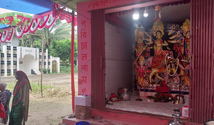 টাঙ্গাইলে ৫৪ বছর ধরে একই আঙিনায় চলছে নামাজ-পূজা