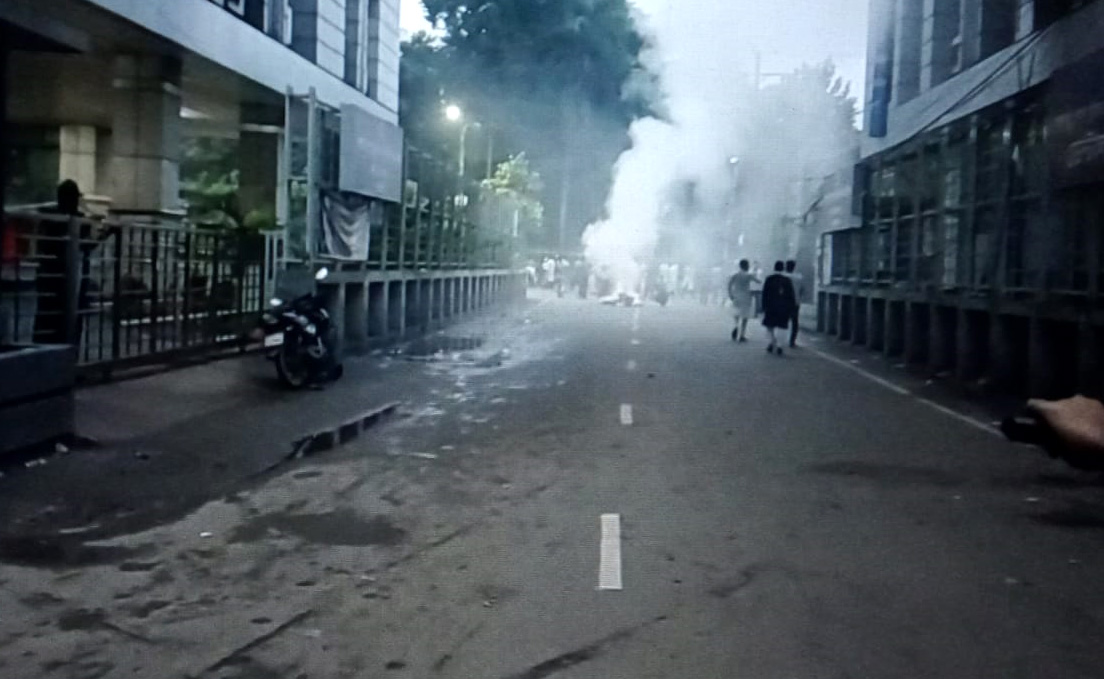 মাওলানা সাঈদীর জানাজাকে কেন্দ্র করে পুলিশের টিয়ারশেল (ভিডিও)