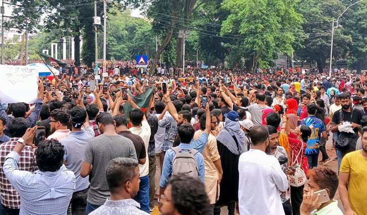 কেন্দ্রীয় শহিদ মিনারে মানুষের ঢল