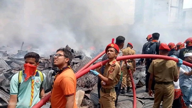 বঙ্গবাজারে উদ্ধার কাজে যোগ দিয়েছে সোহরাওয়ার্দী কলেজ বিএনসিসি ও রোভার স্কাউটস