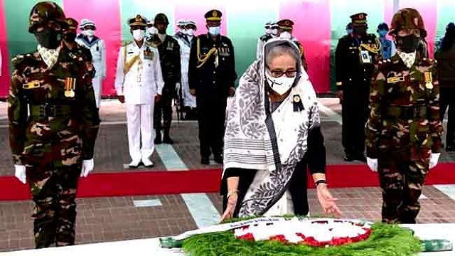 টুঙ্গিপাড়ায় বঙ্গবন্ধুর সমাধিতে প্রধানমন্ত্রীর পুষ্পস্তাবক অর্পণ